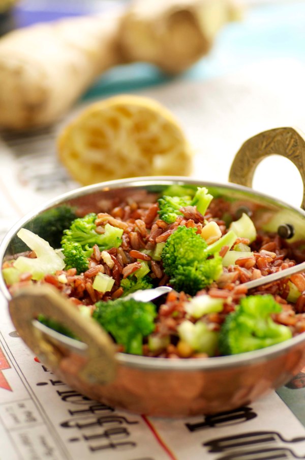 salat m røde ris og broccoli
